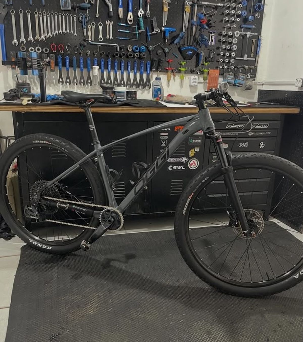 Oficina da Nia Bike com bicicleta em manutenção